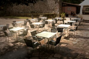 朝食、ディナーに営業 (郷土料理)