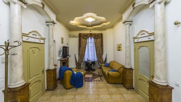 Apartamento, 1 quarto | Sala de estar | TV de tela plana