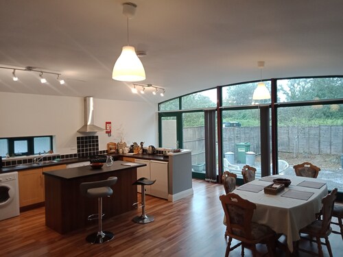 2 bed accommodation sleeps 4/5