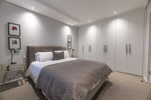 Appartement | 1 chambre, coffres-forts dans les chambres, bureau