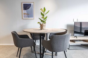 Apartment | In-room dining - 407 The Cosmopolitan Sea Point Apartment (Cape Town)