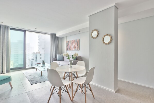 Apartment | In-room dining - 503 The Cosmopolitan Luxury and Views (Cape Town)