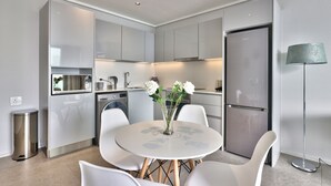 Apartment | In-room dining - 503 The Cosmopolitan Luxury and Views (Cape Town)