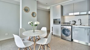 Apartment | In-room dining - 503 The Cosmopolitan Luxury and Views (Cape Town)