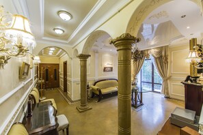 아파트, 침실 2개 | 거실 | 평면 TV