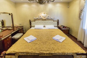 Apartment, 2 Bedrooms | 2 bedrooms, iron/ironing board, free WiFi, bed sheets - Luxurious Classic Apartment Bessarabka (Kyiv)
