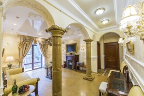 Apartamento, 2 habitaciones | Sala de estar | Una televisión de pantalla plana