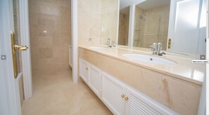 Appartement, plusieurs lits | Salle de bain