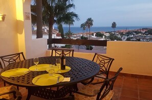 Apartment | Outdoor dining