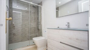 公寓, 多張床 | 浴室 | 淋浴/浴缸二合一、全浸式浴缸、吹風機、毛巾