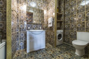 Premium Apartment | Bathroom amenities | Combined shower/bathtub, rainfall showerhead, free toiletries - Magnificent Apartment at Luteranska (Kyiv)