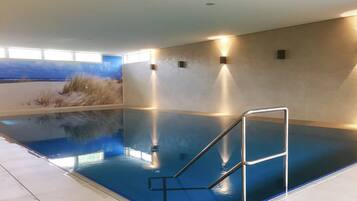 Una piscina cubierta, una piscina climatizada