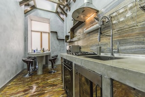 Luxury Apartment | Private kitchen | Full-size fridge, microwave, stovetop, cookware/dishes/utensils - Art Apartment Kiev City Center (Kyiv)