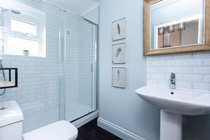 Shower, toilet paper - Harriet - Quaint one bed with easy parking (Ramsgate)