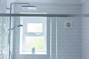 Shower, toilet paper - Harriet - Quaint one bed with easy parking (Ramsgate)