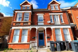 Exterior - Harriet - Quaint one bed with easy parking (Ramsgate)