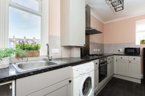 Fridge, microwave, oven, stovetop - Harriet - Quaint one bed with easy parking (Ramsgate)