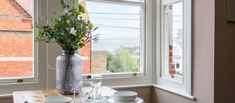 Harriet: PrisvÀrd mysig lÀgenhet med havsutsikt pÄ en lugn gata