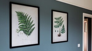 Dos grabados botánicos enmarcados en una pared.