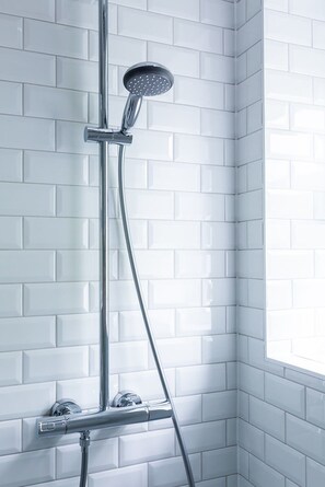 Shower, toilet paper - Harriet - Quaint one bed with easy parking (Ramsgate)