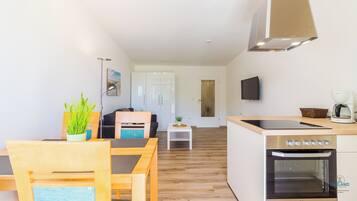 Kühlschrank, Ofen, Herdplatte, Wasserkocher mit Kaffee-/Teezubehör