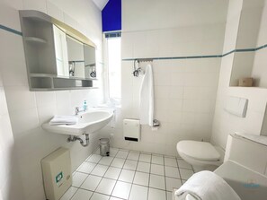 Bathtub, hair dryer - Apartment on two levels with first-class harbor view (Cuxhaven)