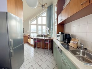 Fridge, microwave, oven, stovetop - Large two-level apartment with first-class harbor view (Cuxhaven)