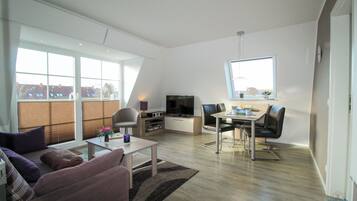 TV, lettore DVD, tavolo da calcetto, tavolo da ping pong