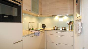 Frigorifero, microonde, forno, piano cottura