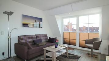 Fernseher, DVD-Player, Tischfußball, Tischtennisplatte