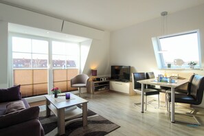 Télévision, lecteur de DVD, baby-foot, table de tennis de table