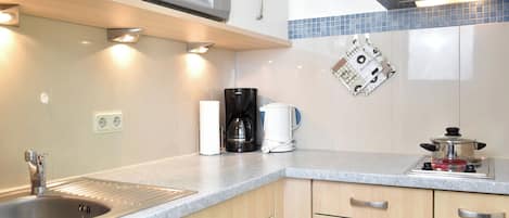 Kühlschrank, Mikrowelle, Herdplatte, Wasserkocher mit Kaffee-/Teezubehör