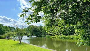 A serene park with a pond, swan sculptures, and lush greenery. - Rubin apartment 2 - Quiet vacation apartment near the Döser sandy beach (Cuxhaven)