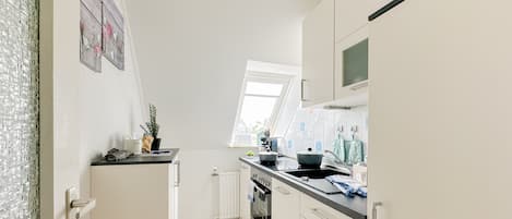 Frigorifero, microonde, forno, piano cottura