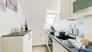 Frigorifero, microonde, forno, piano cottura