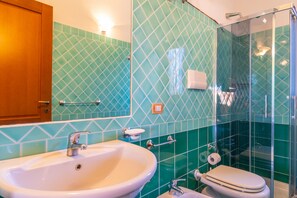 Apartment, 1 Bedroom | Bathroom | Shower, bidet, towels - Appartamenti Il Faro (San Teodoro)