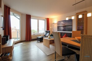 TV, DVD player, stereo - Residenz Hohe Lith apartment 03.23 - Comfortable apartment in the best location in Duhnen (Cuxhaven)