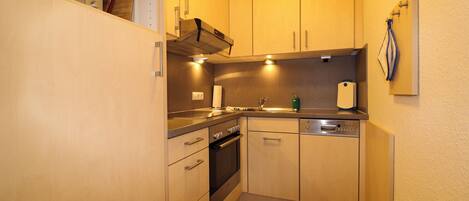 Kylskåp, mikrovågsugn, ugn och spishäll