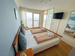 2 bedrooms, desk, free WiFi - House Blue Ocean 8 Holiday apartment with first-class North Sea view (Cuxhaven)