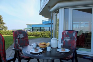 Outdoor dining - House Blue Ocean 8 Holiday apartment with first-class North Sea view (Cuxhaven)