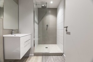 公寓, 2 间卧室 | 浴室 | 独立的浴缸和淋浴、毛巾、肥皂、洗发水