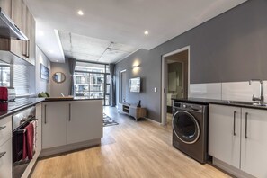 Appartement, 2 slaapkamers | Privékeuken | Een koelkast, een microgolfoven, een oven, een kookplaat