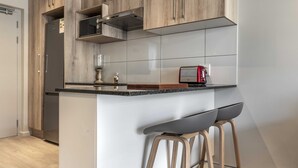 Apartamento, 2 habitaciones | Cocina privada | Frigorífico, microondas, horno y placa de cocina