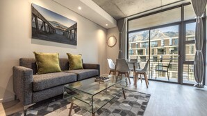 Apartamento, 2 habitaciones | Sala de estar | Una Smart TV, Netflix, servicios de streaming