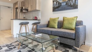 Apartamento, 2 habitaciones | Sala de estar | Una Smart TV, Netflix, servicios de streaming