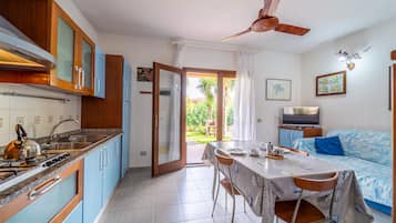 Apartment, 1 Bedroom | Private kitchen | Fridge, oven, stovetop, cookware/dishes/utensils