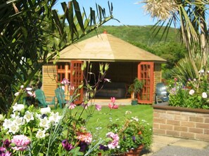 Property grounds - 2~Short walk~Beach~Pubs~Shops: Chlorine safe Pool and Hot tub, Games room, WiFi  (Portreath)
