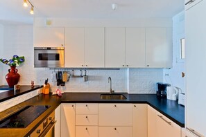 Réfrigérateur, micro-ondes, four, plaque de cuisson