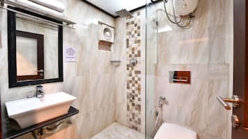 Perhehuone (3 BHK) | Kylpyhuone | Suihku, sadesuihkupää, ilmaiset hygieniatuotteet, pyyhkeet