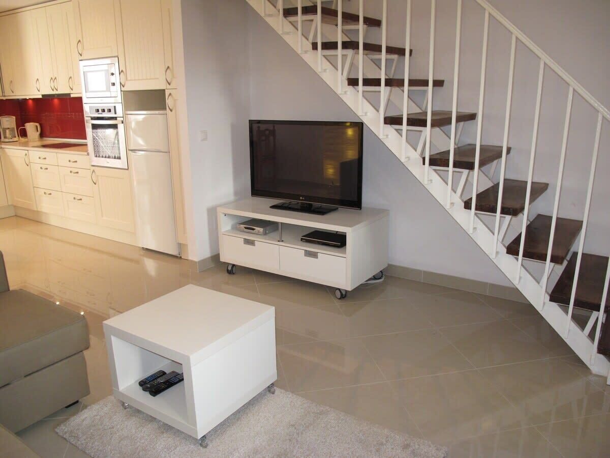 Een flatscreentelevisie en een dvd-speler